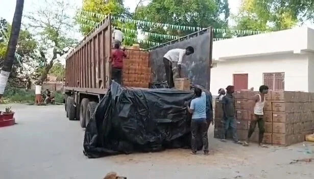 बछवाड़ा में मद्यनिषेध इकाई ने शराब माफिया पर की बड़ी करवाई, 22 चक्का ट्रेलर से 16,422 लीटर विदेशी शराब किया जब्त 1