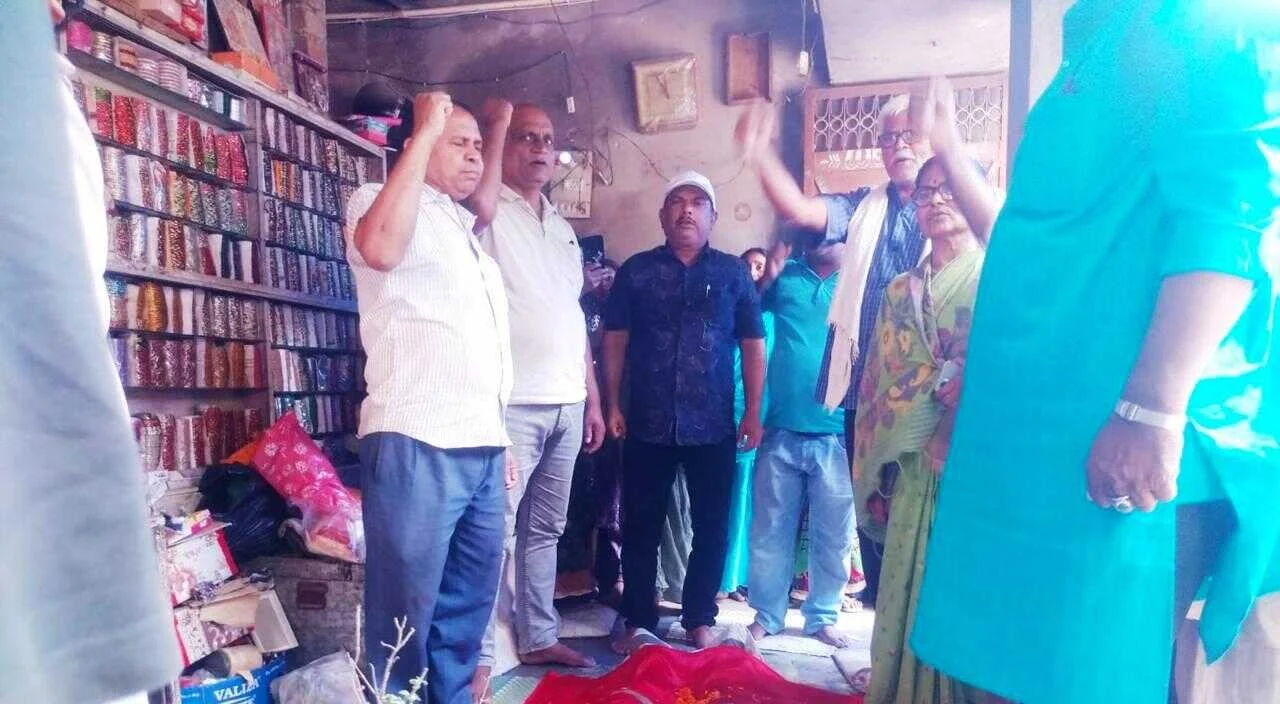 वीरपुर में माकपा के स्तंभ नागेश्वर लहेरी का निधन, पार्टी झंडे में लिपटकर लाल सलाम के साथ हुई अंतिम विदाई 2