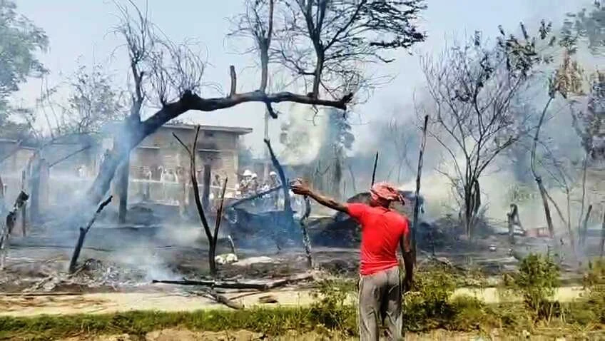 बेगूसराय में आग का तांडव: सिमरिया धाम में कई घर जलकर राख, लाखों की संपत्ति का नुकसान, मची अफरा-तफरी 3