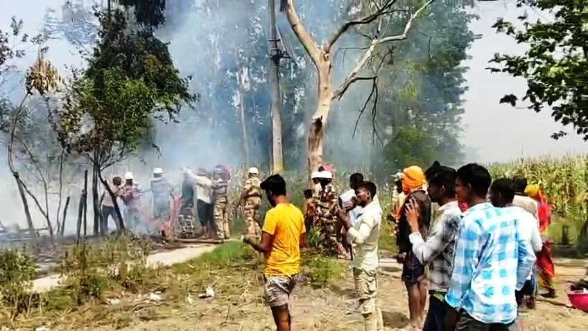 बेगूसराय में आग का तांडव: सिमरिया धाम में कई घर जलकर राख, लाखों की संपत्ति का नुकसान, मची अफरा-तफरी 2