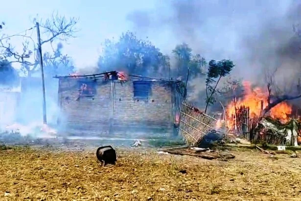 बेगूसराय में आग का तांडव: सिमरिया धाम में कई घर जलकर राख, लाखों की संपत्ति का नुकसान, मची अफरा-तफरी 3