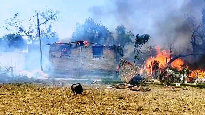 बेगूसराय में आग का तांडव: सिमरिया धाम में कई घर जलकर राख, लाखों की संपत्ति का नुकसान, मची अफरा-तफरी 1