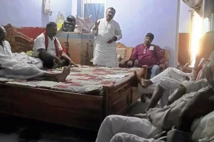 नावकोठी में भाकपा की बैठक में बोले पूर्व विधायक - "सांप्रदायिक शक्तियों को रोकने के लिए वामपंथ का मजबूत होना जरूरी" 16