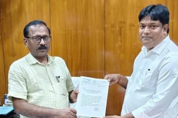 नावकोठी प्रखंड के छतौना मिडिल स्कूल में अतिरिक्त कमरा बनवाने हेतु डीईओ को सौंपा ज्ञापन 7