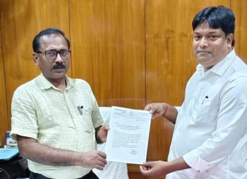 नावकोठी प्रखंड के छतौना मिडिल स्कूल में अतिरिक्त कमरा बनवाने हेतु डीईओ को सौंपा ज्ञापन 1