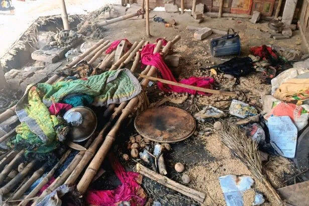 बछवाड़ा में खाना बनाने के दौरान फूस के घर में लगी भीषण आग, भाई-बहन गंभीर रूप से झुलसे; सब कुछ जलकर राख 5