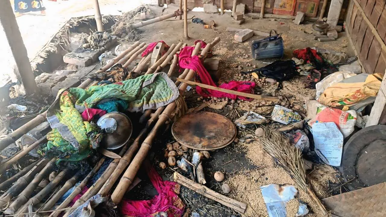 बछवाड़ा में खाना बनाने के दौरान फूस के घर में लगी भीषण आग, भाई-बहन गंभीर रूप से झुलसे; सब कुछ जलकर राख 8