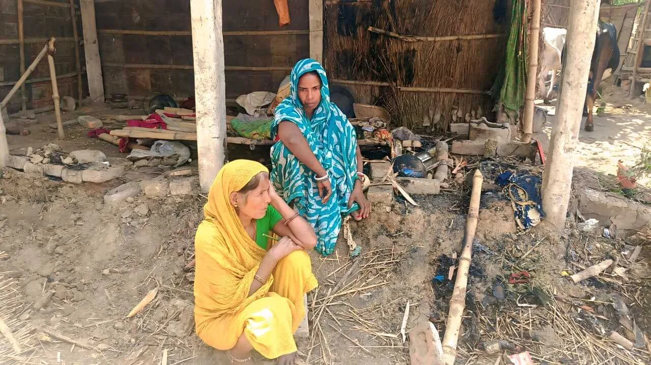 बछवाड़ा में खाना बनाने के दौरान फूस के घर में लगी भीषण आग, भाई-बहन गंभीर रूप से झुलसे; सब कुछ जलकर राख 2