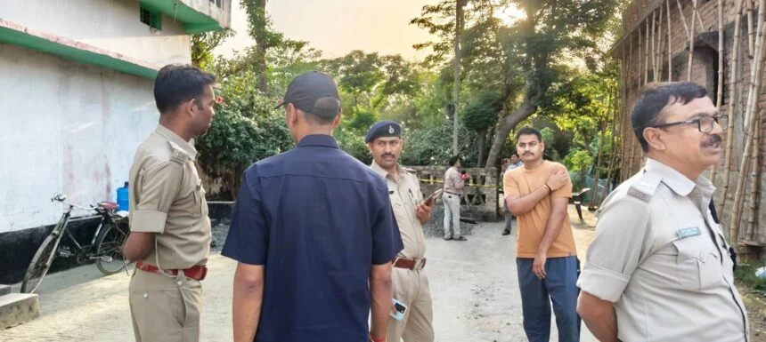 बेगूसराय के नावकोठी में सोना लूटकांड के आरोपी के घर छापेमारी के दौरान बम विस्फोट, 2 पुलिस पदाधिकारी और STF के 3 जवान घायल 1