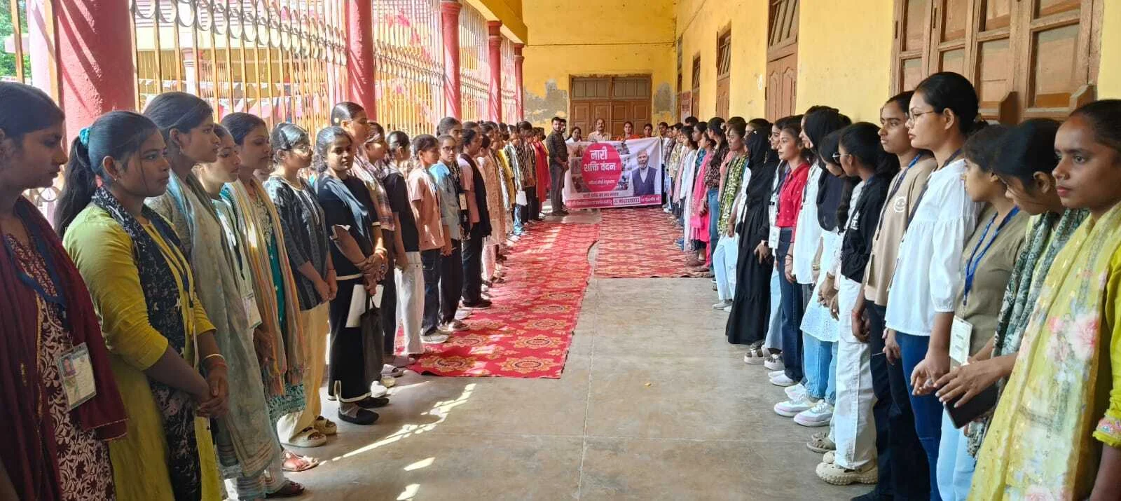 बेगूसराय जीडी कॉलेज में नारी शक्ति का शंखनाद: 'नारी शक्ति दीवार' पर हस्ताक्षर कर महिलाओं ने भरी हुंकार, बनाई विशाल मानव श्रृंखला 2