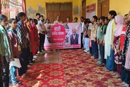 बेगूसराय जीडी कॉलेज में नारी शक्ति का शंखनाद: 'नारी शक्ति दीवार' पर हस्ताक्षर कर महिलाओं ने भरी हुंकार, बनाई विशाल मानव श्रृंखला 19