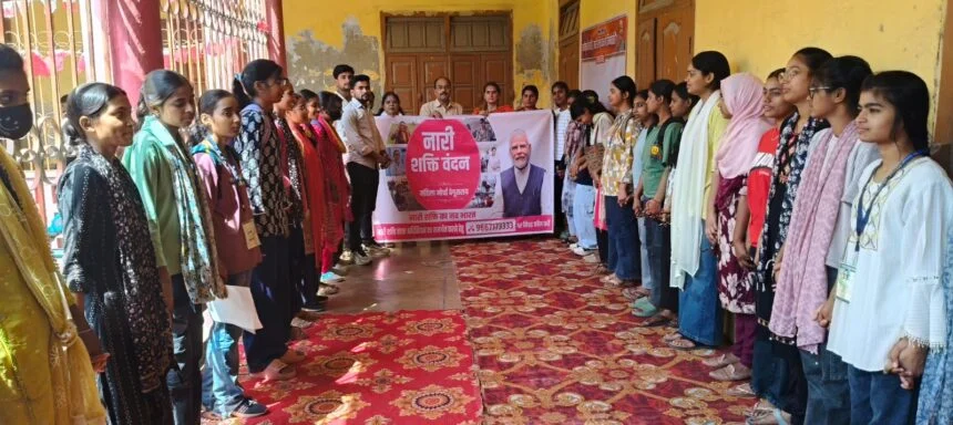 बेगूसराय जीडी कॉलेज में नारी शक्ति का शंखनाद: 'नारी शक्ति दीवार' पर हस्ताक्षर कर महिलाओं ने भरी हुंकार, बनाई विशाल मानव श्रृंखला 1