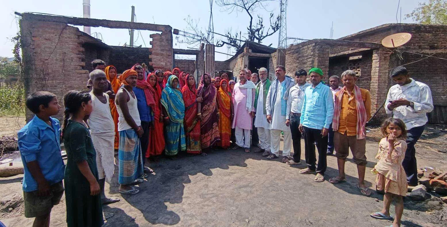 बेगूसराय में अग्नि पीड़ितों से मिलने पहुंचे राजद नेता; विधायक-सांसद की अनुपस्थिति पर उठाए सवाल, मुआवजे की मांग 14