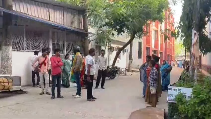 बेगूसराय में मां के निधन की खबर सुन घर लौट रहे व्यक्ति की सड़क हादसे में मौत, कोहराम; सिंघौल के पास पलटा ऑटो 2