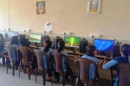 नावकोठी के सरकारी स्कूलों में अब डिजिटल बोर्ड पर होगी पढ़ाई, आईसीटी समन्वयक ने स्मार्ट क्लास और लैब का लिया जायजा 30