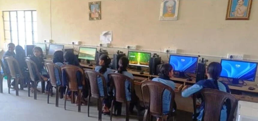 नावकोठी के सरकारी स्कूलों में अब डिजिटल बोर्ड पर होगी पढ़ाई, आईसीटी समन्वयक ने स्मार्ट क्लास और लैब का लिया जायजा 1