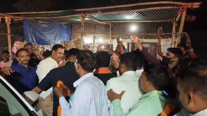 नालंदा पहुंचे गन्ना मंत्री, चिराग को सीएम बनाने की इच्छा, लेकिन गठबंधन पहले संजय पासवान का बड़ा बयान।"तेजस्वी पर वार: बिहार को कर रहे हैं बदनाम, हर कार्यकर्ता चाहता है उसका नेता बने मुख्यमंत्री संजय पासवान" 2