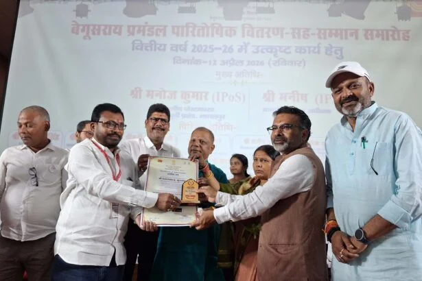 बेगूसराय में डाक सेवा पुरस्कार सह सम्मान समारोह आयोजित, उत्कृष्ट कर्मियों को मिला सम्मान 5