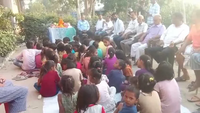 बछवाड़ा के चिरंजीवीपुर में मनी बाबा साहब की जयंती, मेधावी बच्चों के बीच बांटी गई पठन सामग्री 3