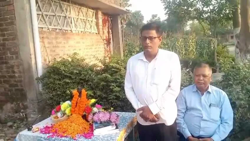 बछवाड़ा के चिरंजीवीपुर में मनी बाबा साहब की जयंती, मेधावी बच्चों के बीच बांटी गई पठन सामग्री 4