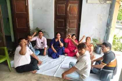 एपीएसएम कॉलेज बरौनी के कर्मचारियों ने अपनी पंद्रह सूत्री मांग को लेकर काला बिल्ला लगाकर कॉलेज प्रशासन के खिलाफ धरना देते हुए जमकर किया नारेबाजी 22