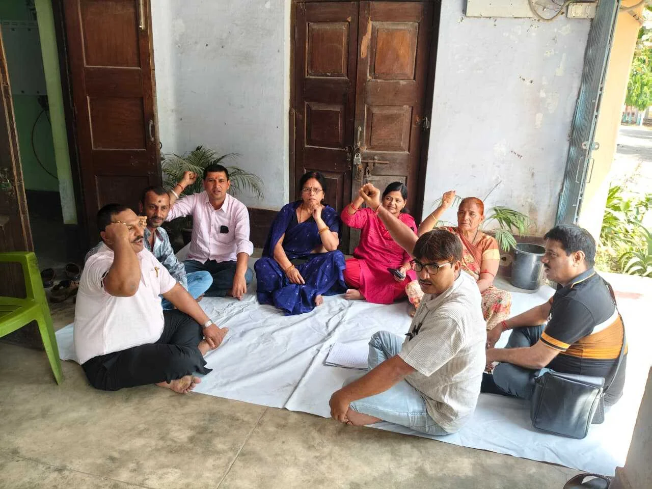 एपीएसएम कॉलेज बरौनी के कर्मचारियों ने अपनी पंद्रह सूत्री मांग को लेकर काला बिल्ला लगाकर कॉलेज प्रशासन के खिलाफ धरना देते हुए जमकर किया नारेबाजी 15