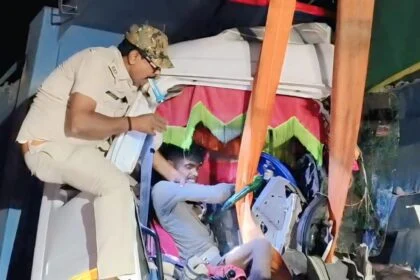 बछवाड़ा के NH-28 पर दो हाइवा के बीच भीषण भिड़ंत, केबिन में फंसे चालक को क्रेन की मदद से सुरक्षित निकाला गया 23