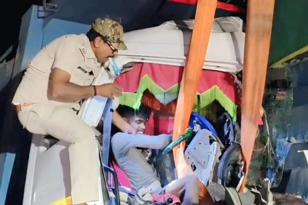बछवाड़ा के NH-28 पर दो हाइवा के बीच भीषण भिड़ंत, केबिन में फंसे चालक को क्रेन की मदद से सुरक्षित निकाला गया 5