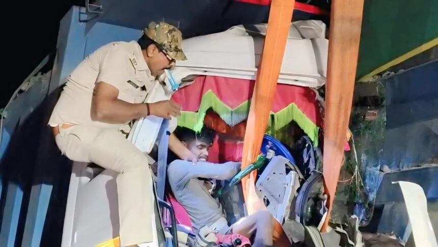 बछवाड़ा के NH-28 पर दो हाइवा के बीच भीषण भिड़ंत, केबिन में फंसे चालक को क्रेन की मदद से सुरक्षित निकाला गया 1
