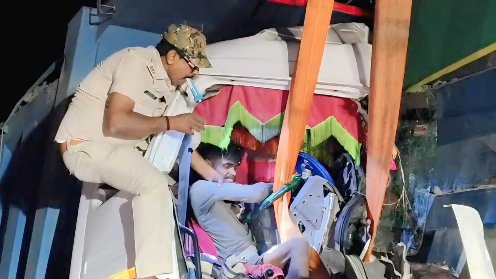 बछवाड़ा के NH-28 पर दो हाइवा के बीच भीषण भिड़ंत, केबिन में फंसे चालक को क्रेन की मदद से सुरक्षित निकाला गया 9