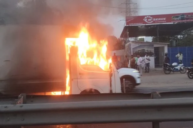 बेगूसराय के एनएच-31 पर धू-धू कर जली चलती गाड़ी, बाल-बाल बचा चालक की जान 1