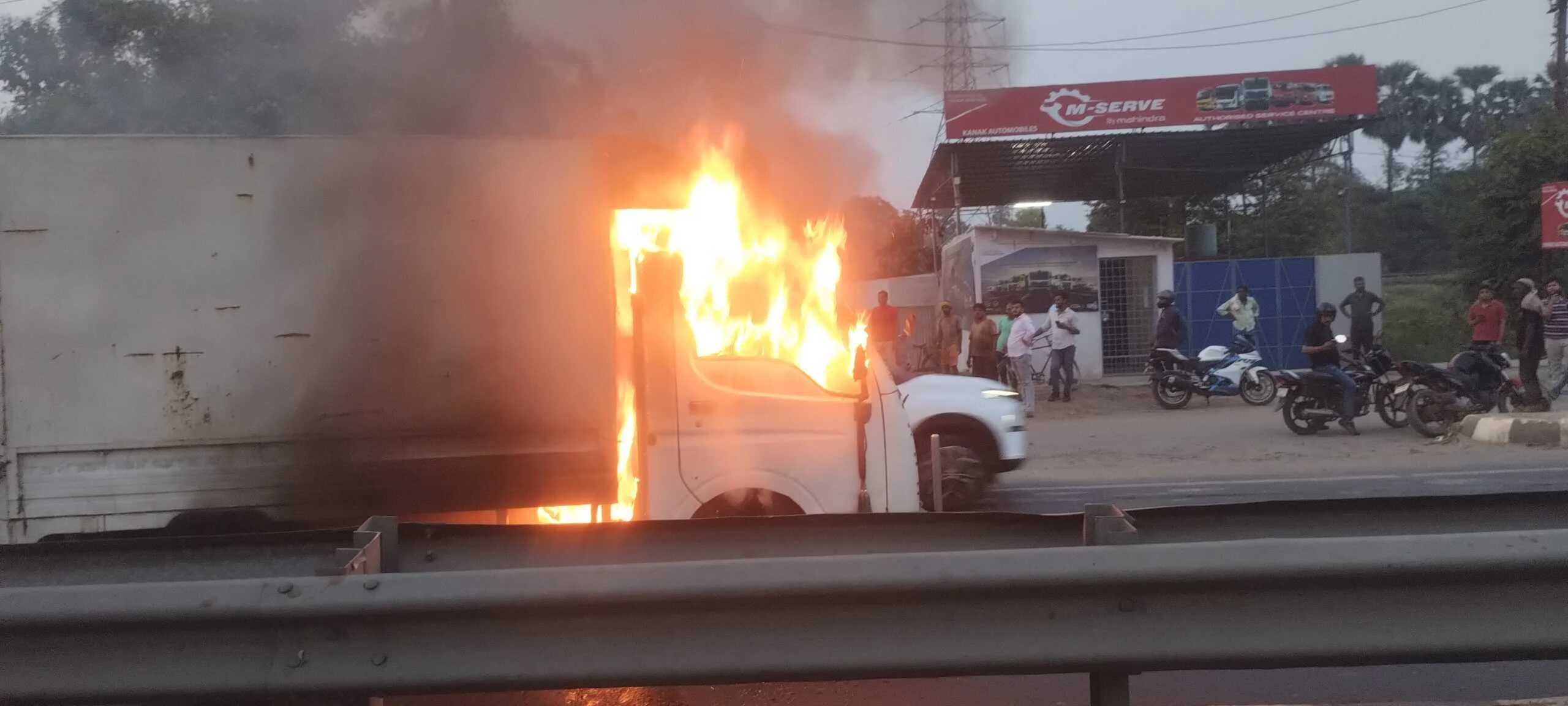 बेगूसराय के एनएच-31 पर धू-धू कर जली चलती गाड़ी, बाल-बाल बचा चालक की जान 3