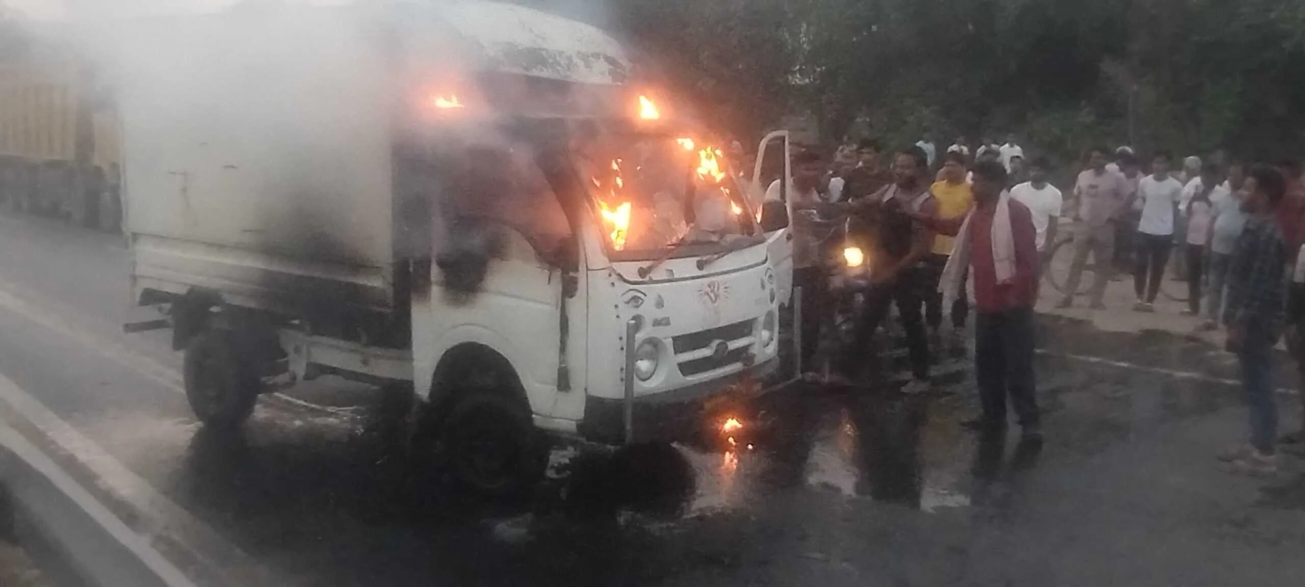 बेगूसराय के एनएच-31 पर धू-धू कर जली चलती गाड़ी, बाल-बाल बचा चालक की जान 2