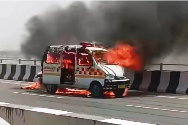 औटा-सिमरिया सिक्स लेन पुल पर भीषण हादसा: टक्कर के बाद धू-धू कर जली एम्बुलेंस, ड्राइवर की बहादुरी से बची जान 1