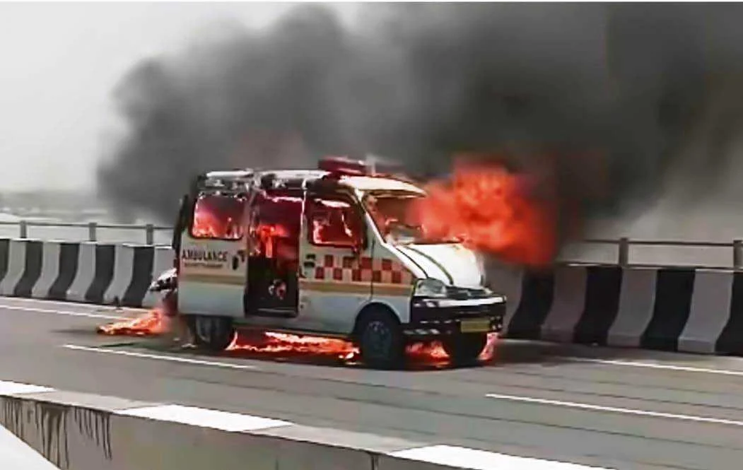 औटा-सिमरिया सिक्स लेन पुल पर भीषण हादसा: टक्कर के बाद धू-धू कर जली एम्बुलेंस, ड्राइवर की बहादुरी से बची जान 3
