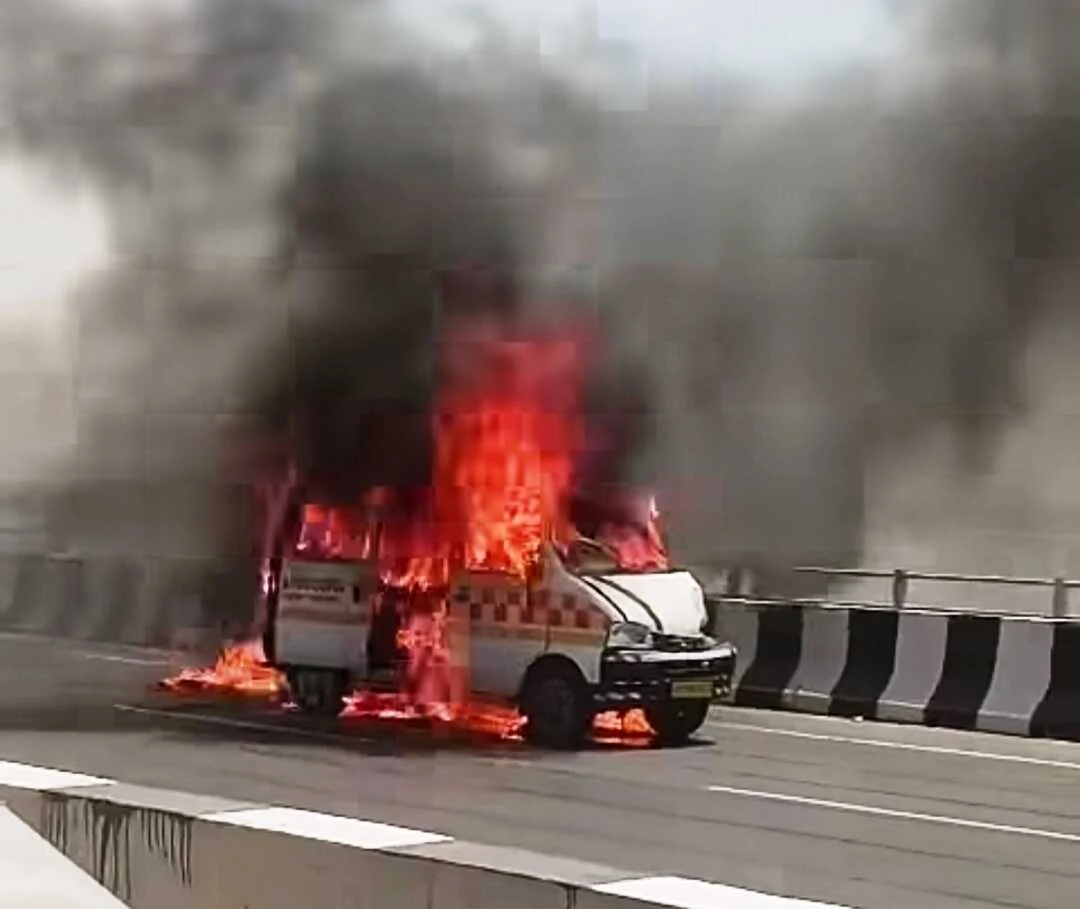 औटा-सिमरिया सिक्स लेन पुल पर भीषण हादसा: टक्कर के बाद धू-धू कर जली एम्बुलेंस, ड्राइवर की बहादुरी से बची जान 2