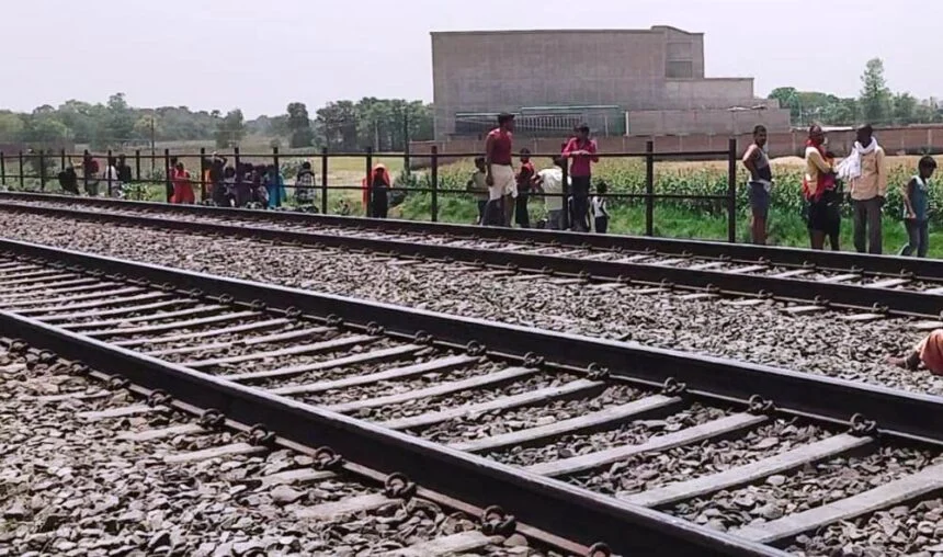 बछवाड़ा-बरौनी रेलखंड पर अज्ञात महिला का शव बरामद, इलाके में फैली सनसनी; हत्या या दुर्घटना की जांच में जुटी पुलिस 1