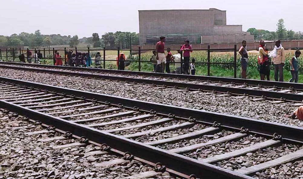 बछवाड़ा-बरौनी रेलखंड पर अज्ञात महिला का शव बरामद, इलाके में फैली सनसनी; हत्या या दुर्घटना की जांच में जुटी पुलिस 6