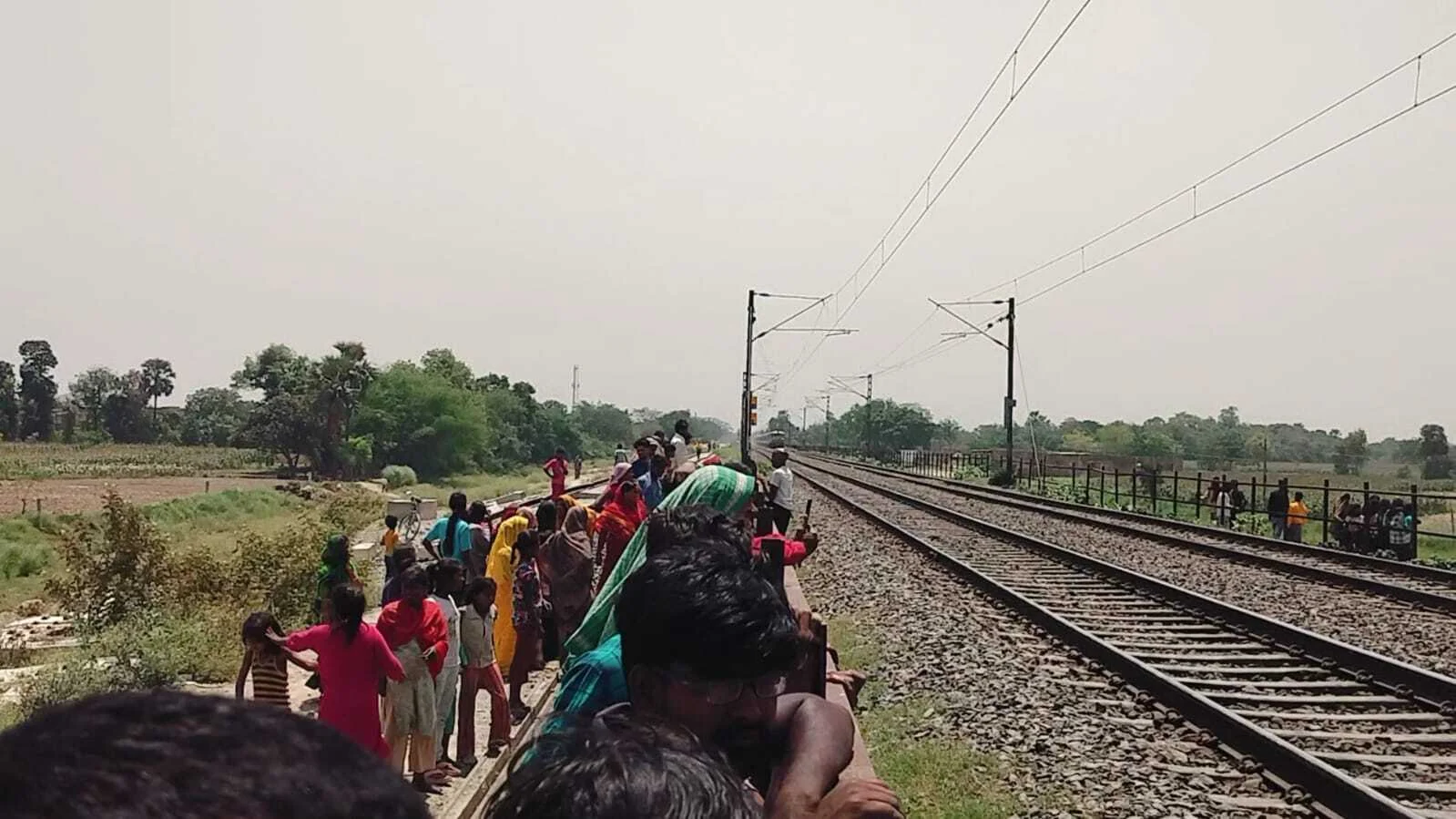 बछवाड़ा-बरौनी रेलखंड पर अज्ञात महिला का शव बरामद, इलाके में फैली सनसनी; हत्या या दुर्घटना की जांच में जुटी पुलिस 2