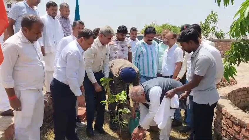 विश्व पृथ्वी दिवस पर महाबोधि कॉलेज में पूर्व मंत्री श्रवण कुमार ने किया पौधारोपण, NCC कैडेट्स को दिया पर्यावरण संरक्षण का संदेश 2