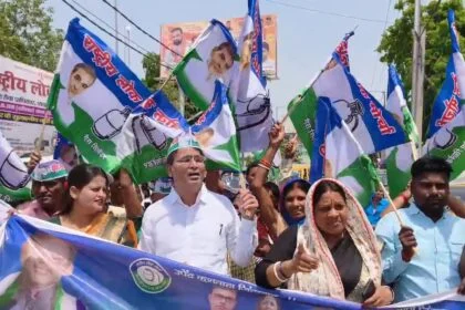 नालंदा: संविधान संशोधन विधेयक के विरोध पर बरसे RLM कार्यकर्ता, महागठबंधन के खिलाफ निकाला 'धिक्कार मार्च' 31