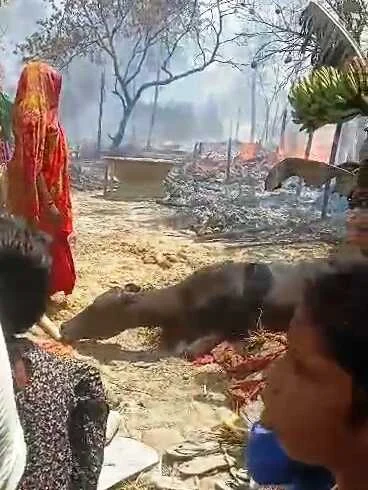 बेगूसराय के बखरी में खाना बनाने के दौरान चूल्हे की चिंगारी लगी आग में देखते ही देखते 25 घर जलकर राख; मवेशियों की भी मौत 3