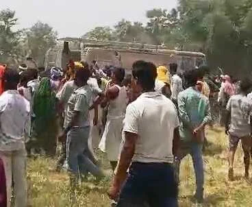 बेगूसराय के बखरी में खाना बनाने के दौरान चूल्हे की चिंगारी लगी आग में देखते ही देखते 25 घर जलकर राख; मवेशियों की भी मौत 2