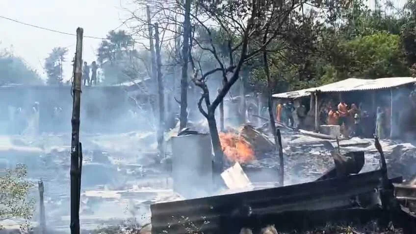 बेगूसराय के बखरी में खाना बनाने के दौरान चूल्हे की चिंगारी लगी आग में देखते ही देखते 25 घर जलकर राख; मवेशियों की भी मौत 8