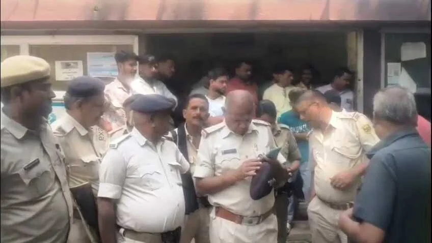 बेगूसराय निबंधन कार्यालय में रणक्षेत्र जैसा नजारा: बेटियों के नाम जमीन रजिस्ट्री करने पर भड़के गोतिया, कचहरी में जमकर मारपीट 3