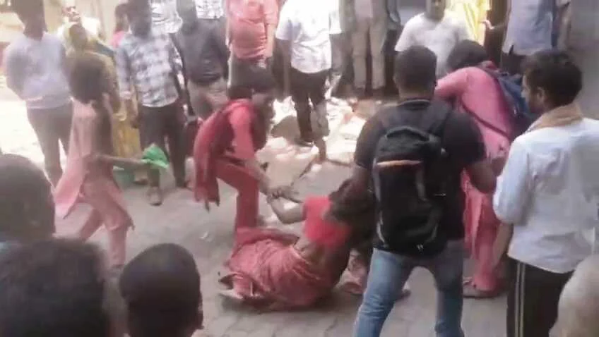 बेगूसराय निबंधन कार्यालय में रणक्षेत्र जैसा नजारा: बेटियों के नाम जमीन रजिस्ट्री करने पर भड़के गोतिया, कचहरी में जमकर मारपीट 2