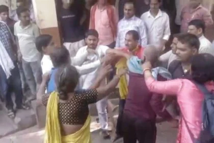 बेगूसराय निबंधन कार्यालय में रणक्षेत्र जैसा नजारा: बेटियों के नाम जमीन रजिस्ट्री करने पर भड़के गोतिया, कचहरी में जमकर मारपीट 51