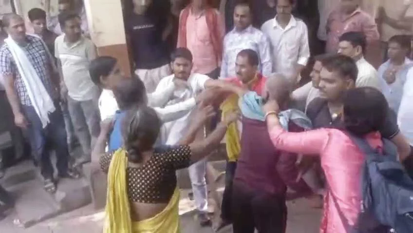 बेगूसराय निबंधन कार्यालय में रणक्षेत्र जैसा नजारा: बेटियों के नाम जमीन रजिस्ट्री करने पर भड़के गोतिया, कचहरी में जमकर मारपीट 6