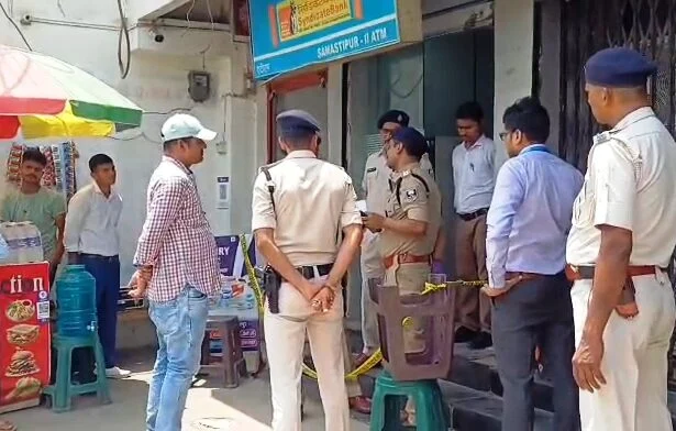 समस्तीपुर में बेखौफ बदमाशों ने कटर से काटा केनरा बैंक का ATM, 2.11 लाख लेकर हुए फरार 3