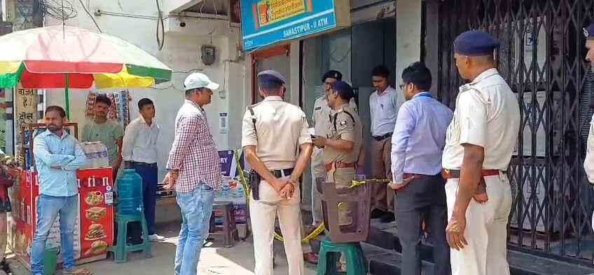 समस्तीपुर में बेखौफ बदमाशों ने कटर से काटा केनरा बैंक का ATM, 2.11 लाख लेकर हुए फरार 4